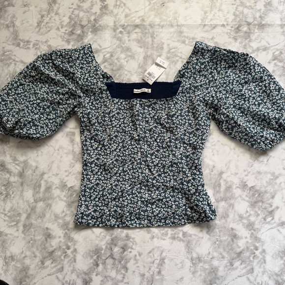 Abercrombie & Fitch Tops - 🌟NWT Abercrombie & Fitch Smocked Floral Crop Top with puff sleeves